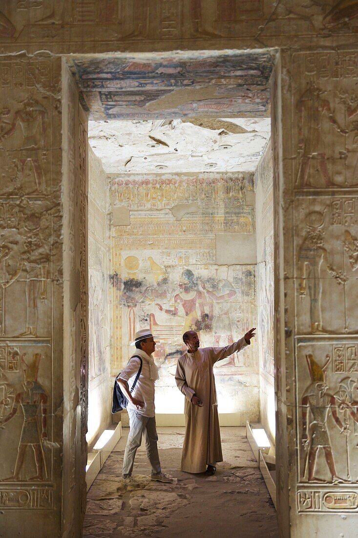 Ägypten,Oberägypten,Niltal,Dendera,Tourist in Begleitung eines ägyptischen Führers in der Kapelle des Tempels von Dendera,dessen Wände mit Basreliefs verziert sind