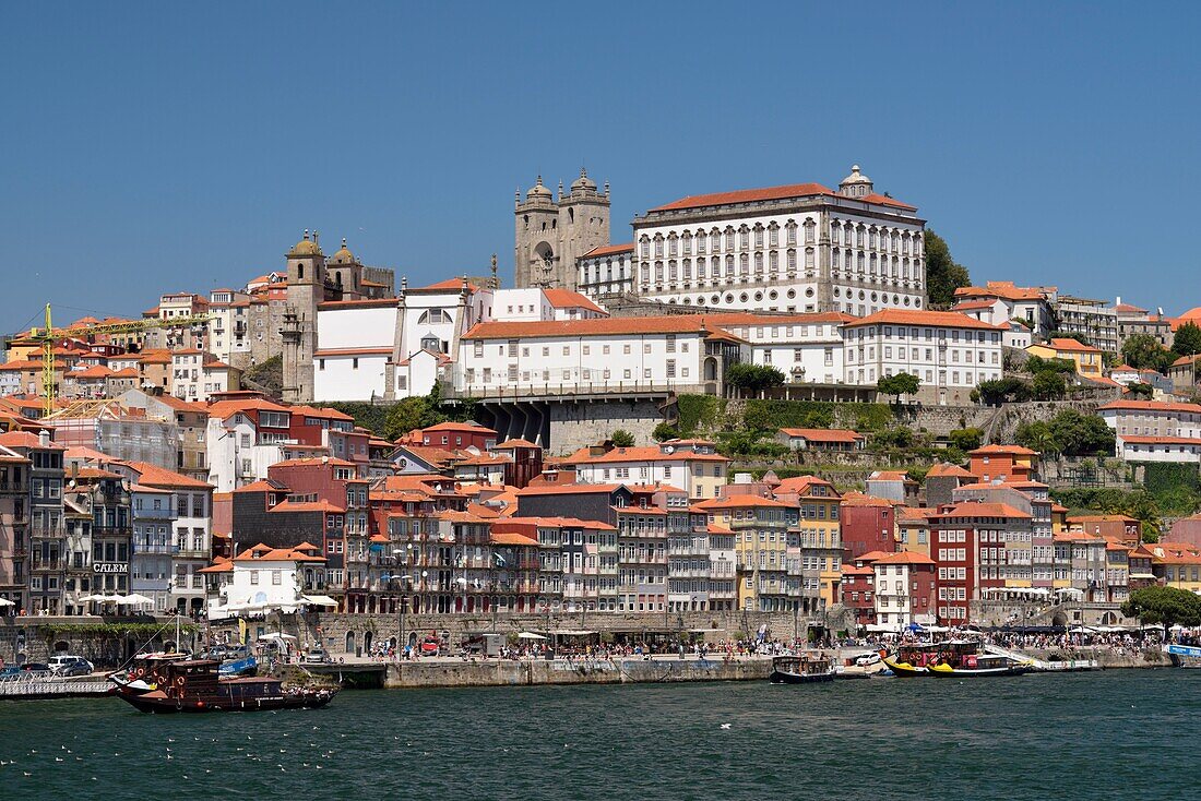 Portugal,Region Nord,Porto,historisches Zentrum,das von der UNESCO zum Weltkulturerbe erklärt wurde,Blick von der Dom-Luis-Brücke auf das historische Viertel Cais de Ribeira am Ufer des Douro,das von der Kathedrale und dem Bischofspalast dominiert wird