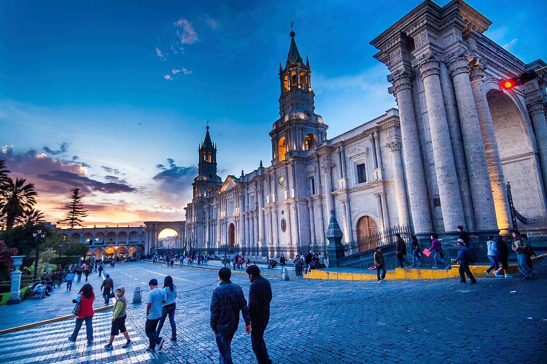 Peru,Arequipa,oder Weiße Stadt,von der UNESCO zum Weltkulturerbe erklärt,koloniales Zentrum,Plaza de Armas und Kathedrale Notre Dame