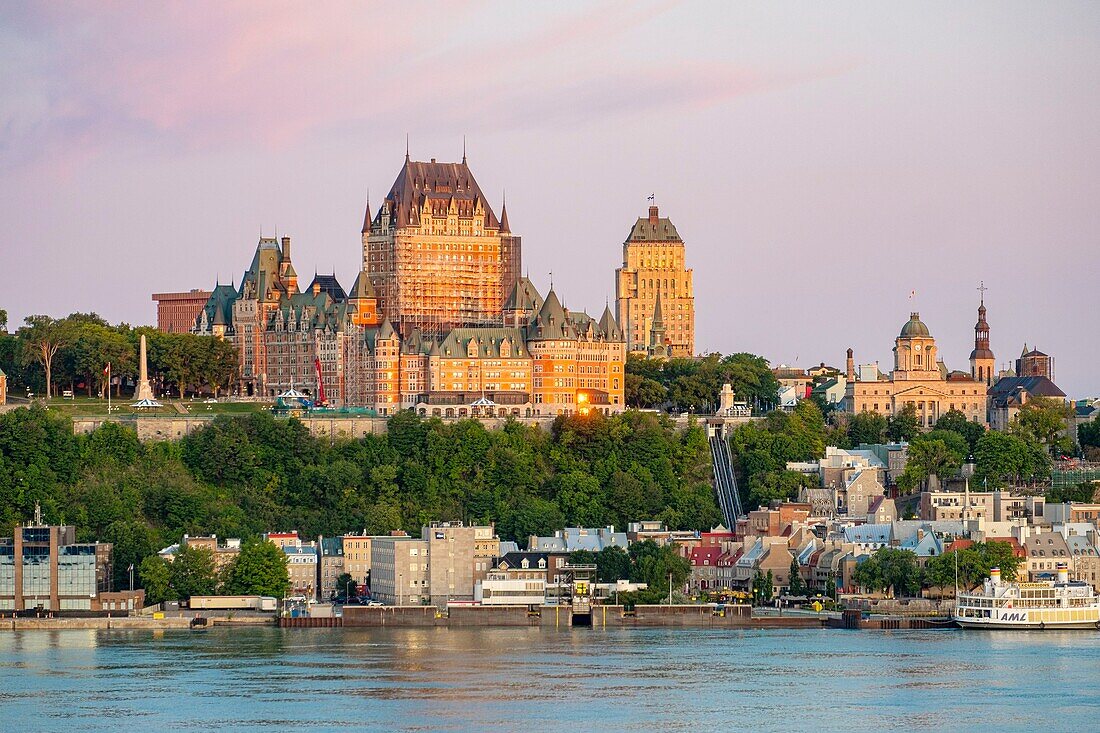 Kanada,Provinz Quebec,Blick von Levis auf Quebec City mit Schloss Frontenac und Saint Lawrence