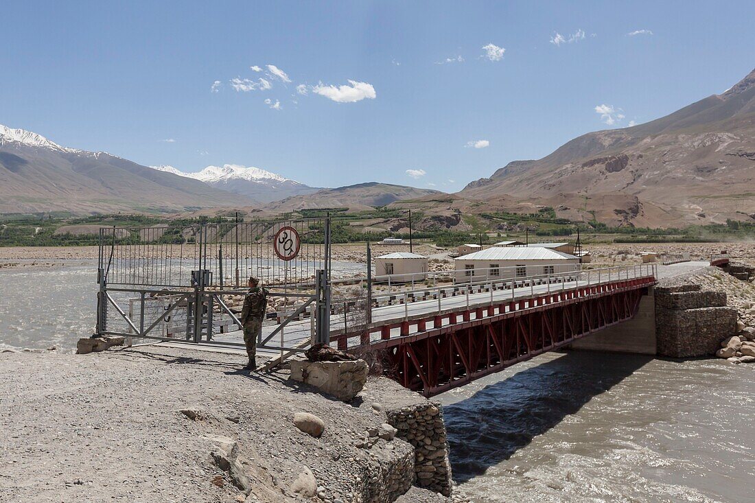 Tajikistan, Gorno-Badakhshan Autonomous Region, Ishkashim, border guard and bridge marking the border between Tajikistan and Afghanistan, seen from the Tajik side