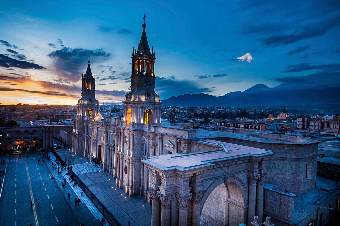 Peru,Arequipa,oder Weiße Stadt,von der UNESCO zum Weltkulturerbe erklärt,koloniales Zentrum,Plaza de Armas und Kathedrale Notre Dame