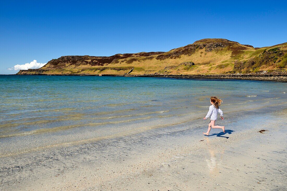 Vereinigtes Königreich,Schottland,Highland,Innere Hebriden,Isle of Mull,junges Mädchen am Strand der Calgary Bay