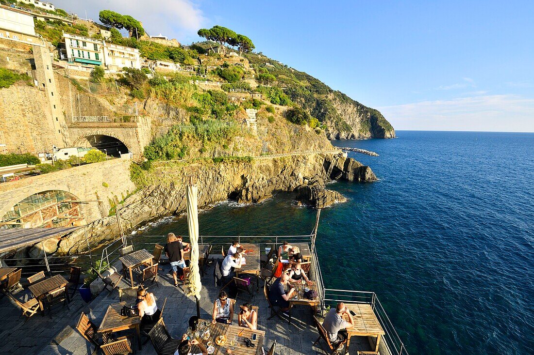 Italien,Ligurien,Provinz La Spezia,Nationalpark Cinque Terre,von der UNESCO zum Weltkulturerbe erklärt,Dorf Riomaggiore,A pie de Ma bar