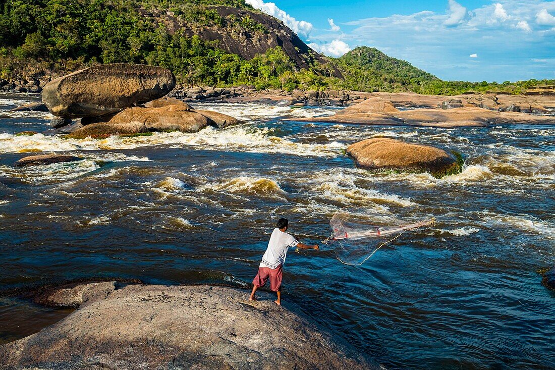 Colombia, Llanos, Tuparro National Park, Maipure raudales , or whitewaters, net fisherman