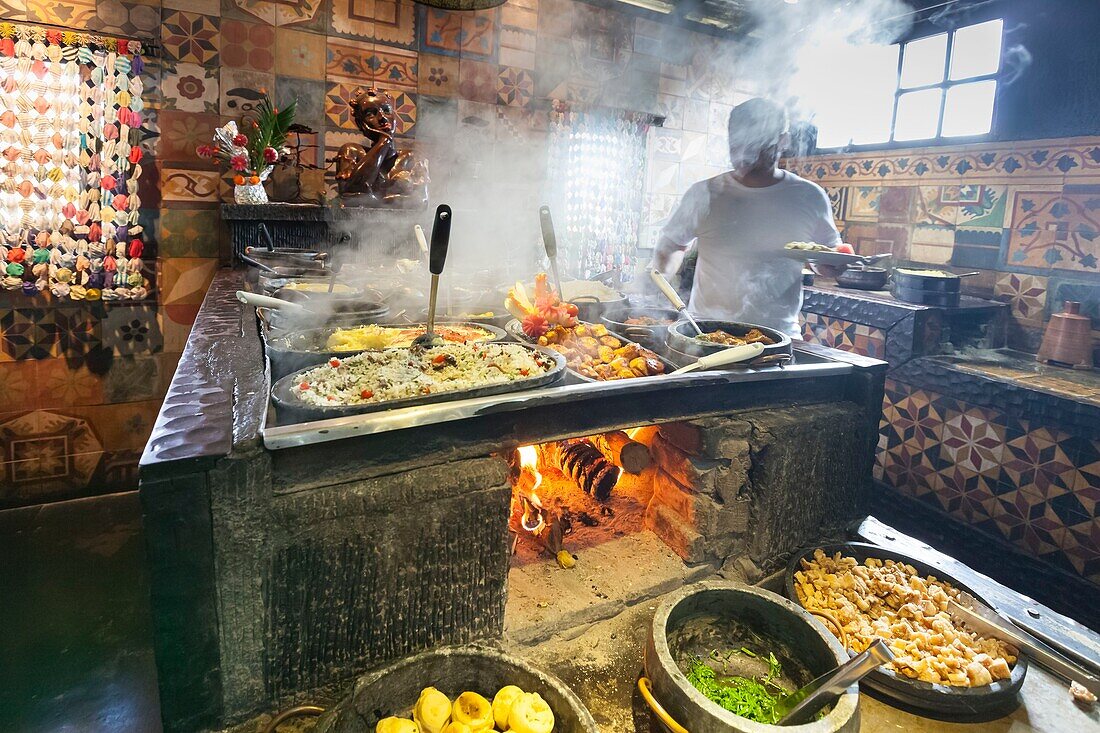 Brasilien,Bundesstaat Minas Gerais,Belo Horizonte,Restaurant Vila Rural,traditionelles Buffet der Minera-Küche,Kunde bedient sich an den über Holzfeuer köchelnden Gerichten