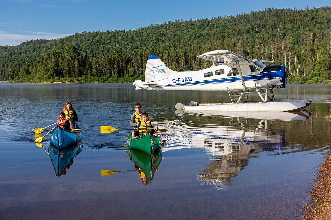 Canada, Province of Quebec, Mauricie Region, Hydravion Aventure, Saint-Maurice Wildlife Sanctuary north of Mauricie National Park, morning family boat trip on Soucis Lake MODEL RELEASE OK