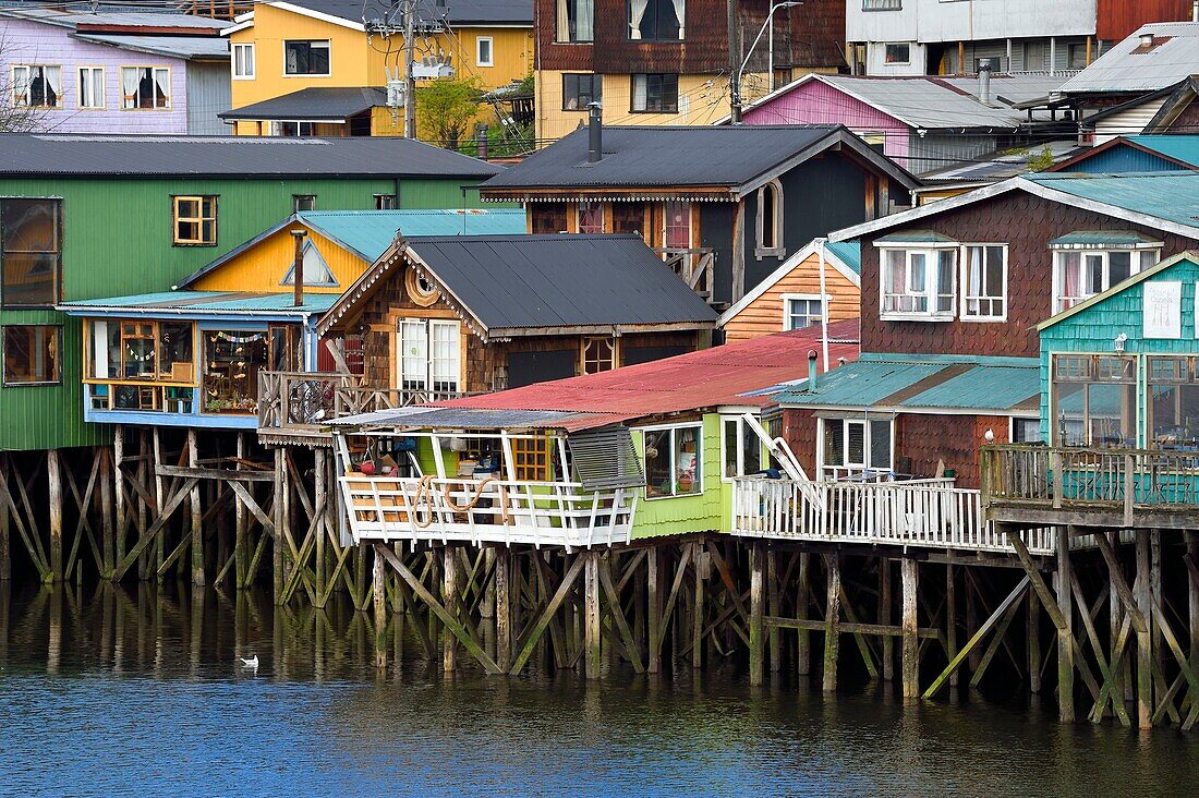 Chile,Region Los Lagos,Insel Chiloé,Stadt Castro,hölzerne Fischerhäuser auf Stelzen,so genannte Palafitos,im Mündungsgebiet des Gamboa-Flusses