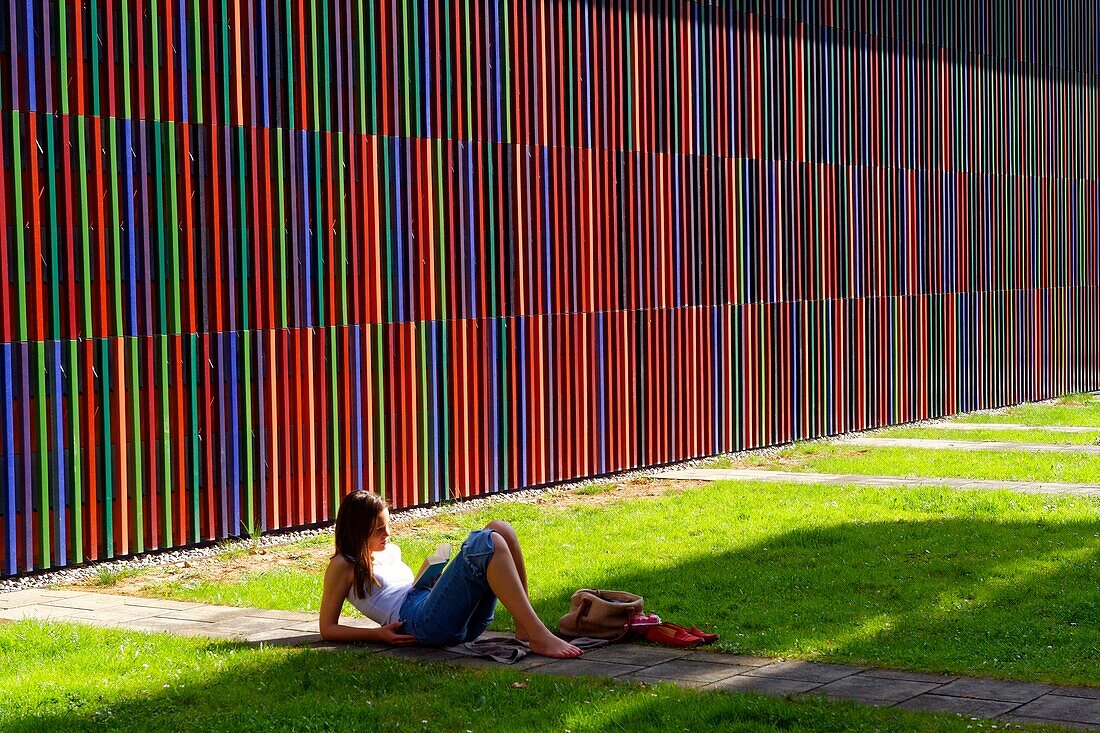 Germany, Bavaria, Munich, Brandhorst Museum by the architect firm Sauerbruch-Hutton exposing Contemporary art, facade made by 36 000 strips of multicolored ceramic