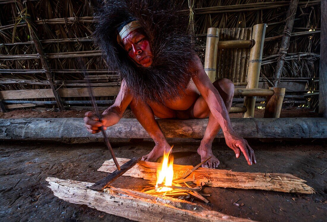 Ecuador,Tena,Eintauchen in das Leben der Waoranis am Rio Nushino,Demonstration,wie man nur mit einem Klemmbrett und einem Zweig Feuer macht