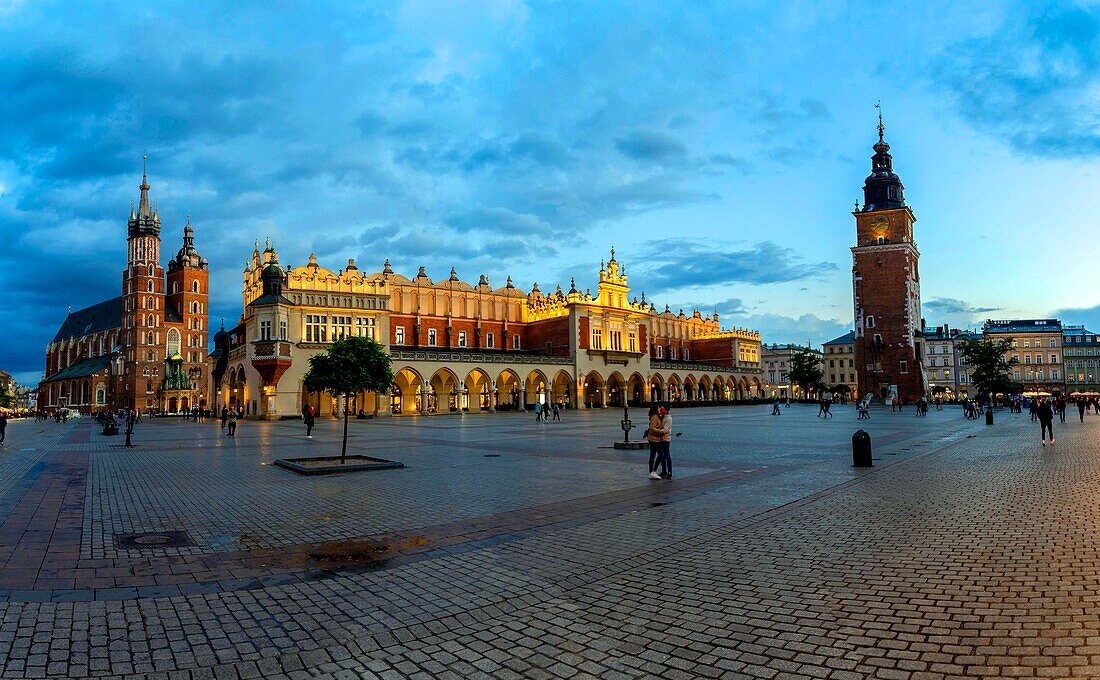 Poland, Voïvodie Lesser Poland, Krakow, Stare Miasto district, World Heritage Site, Old Town, Market Square, Cloth Hall, Belfry and Basilica of Our Lady of Krakow (XIV)