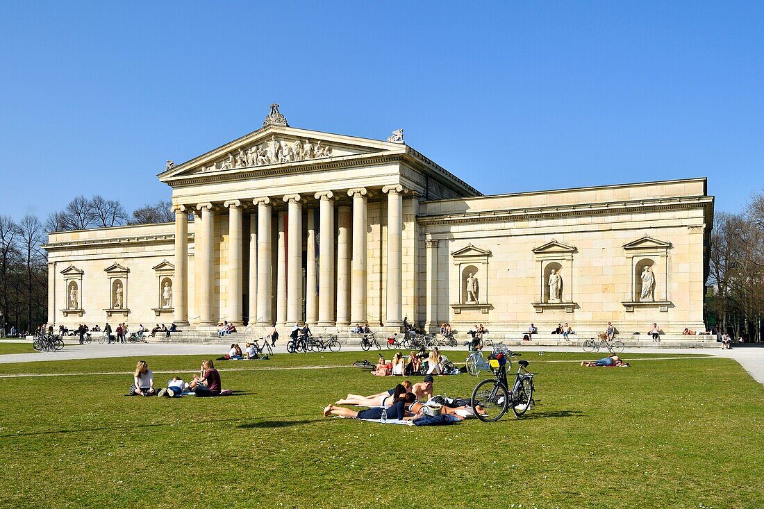 Deutschland,Bayern,München,Königsplatz,Glyptothek,1830 von König Ludwig I. von Bayern gegründetes Museum zur Aufnahme seiner Sammlungen griechischer und römischer Skulpturen,an die neoklassizistische Fassade gelehnte Studentenarbeit