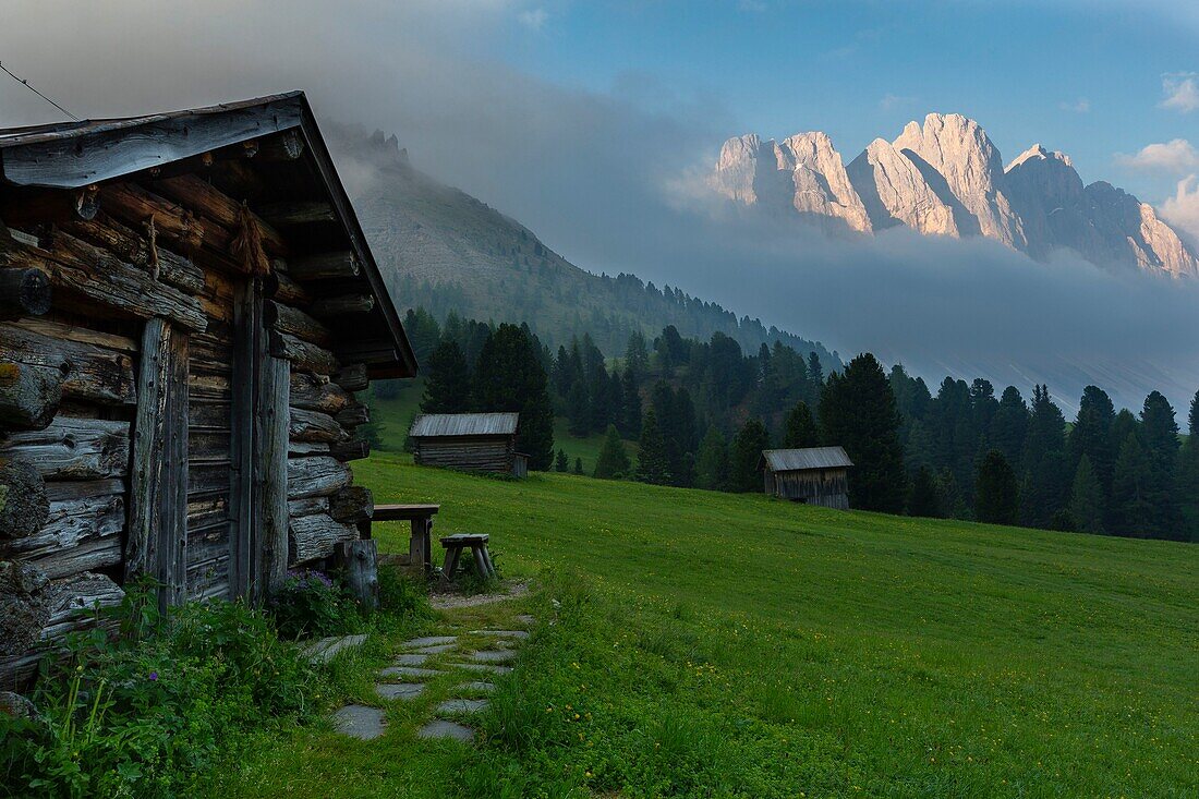 Italien,Trentino-Alto Adige,Südtirol,Val di Funes,Dolomitenmassiv,das von der UNESCO zum Weltnaturerbe erklärt wurde,die typischen Hütten des Puez Geisler Parks