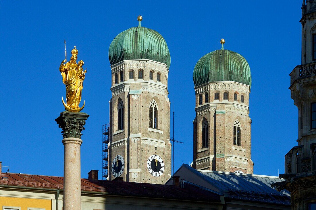 Germany, Bavaria, Munich, Marienplatz, fountain with Marian Column (Mariensäule) and Our Lady cathedral (Frauenkirche) in the background