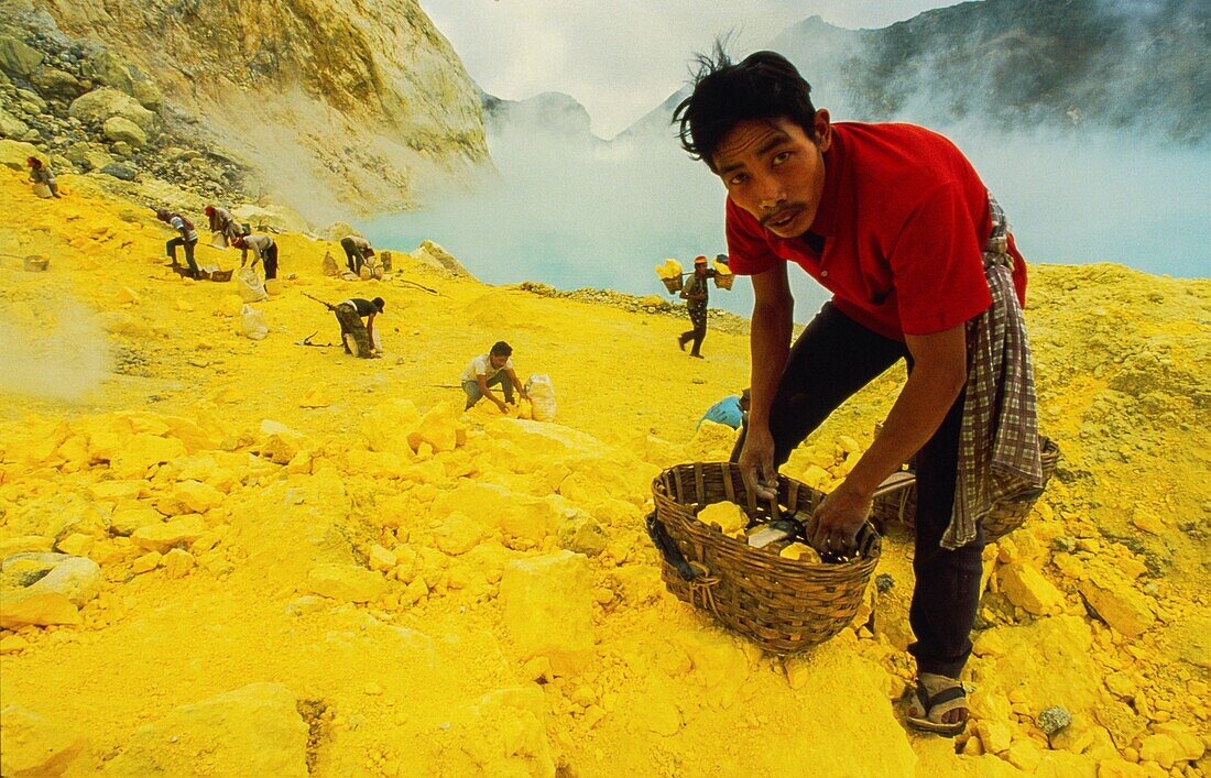 Indonesien,Java,Vulkan Kawah Ijen,nächtliche Schwefelernte durch den Vulkan