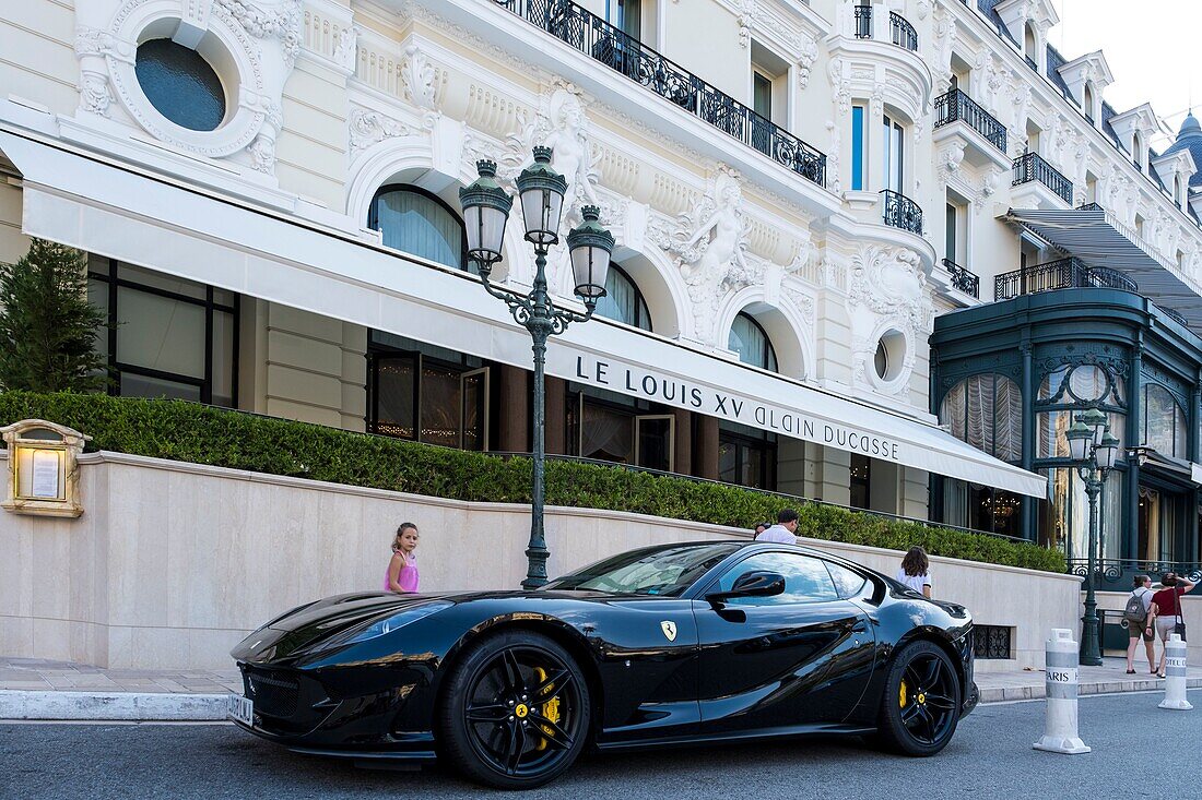 Fürstentum Monaco,Monaco,Monte Carlo,Hotel de Paris,Luxushotel,Eigentum der Societe des Bains de Mer mit Blick auf den Place du Casino,mit dem gastronomischen Restaurant Le Louis XV von Alain Ducasse,Luxusauto