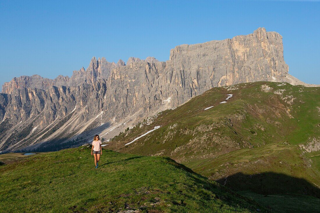 Italie, Vénétie, province de Belluno, Dolomites, classées Patrimoine Mondial de l'UNESCO, col de Passo Giau ou Santa Lucia (2462 m), Mont Croda da Lago et Lastoni di Formin, woman practicing hiking