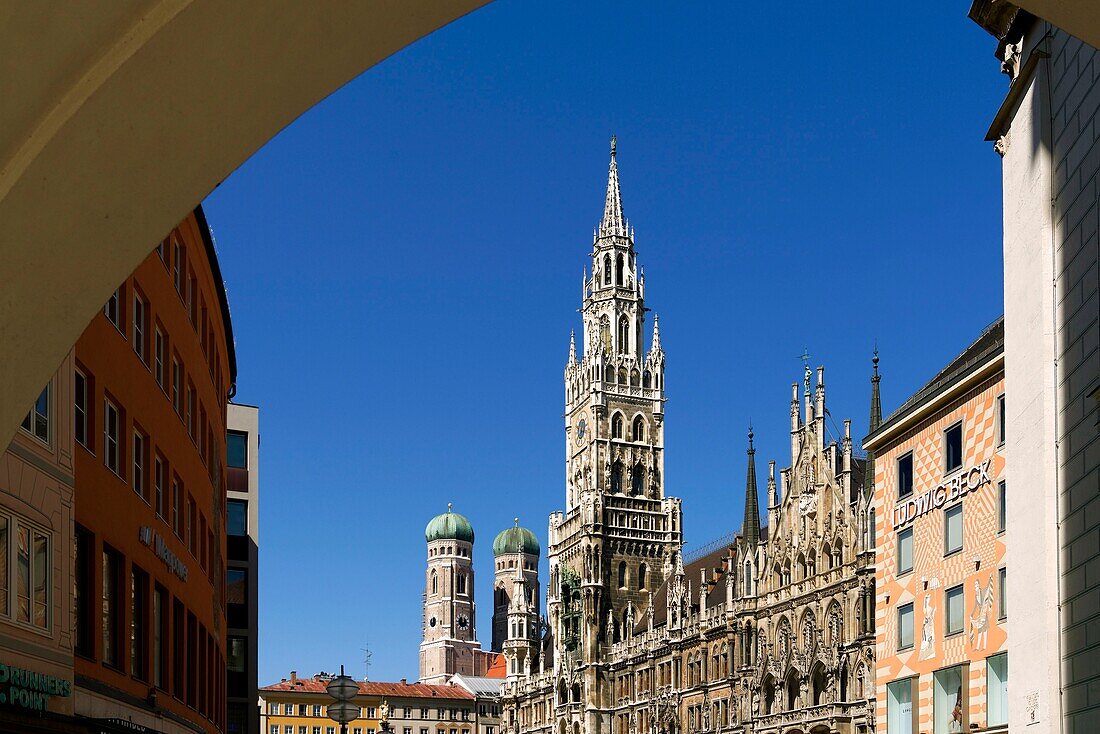 Deutschland,Bayern,München,Marienplatz,das 1908 eingeweihte neue Rathaus und im Hintergrund die Frauenkirche