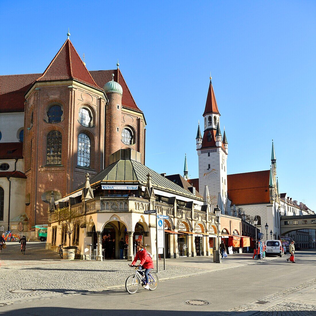 Germany, Bavaria, Munich (München), Viktualienmarkt (daily food market), the biggest market of the city existing since 1807, gallery and the old Town Hall (Altes Rathaus)