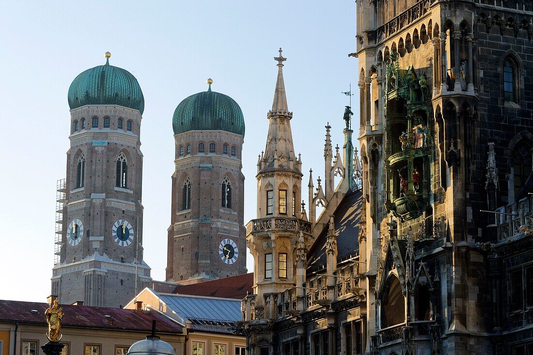 Deutschland,Bayern,München,Marienplatz,das 1908 eingeweihte neue Rathaus und im Hintergrund die Frauenkirche