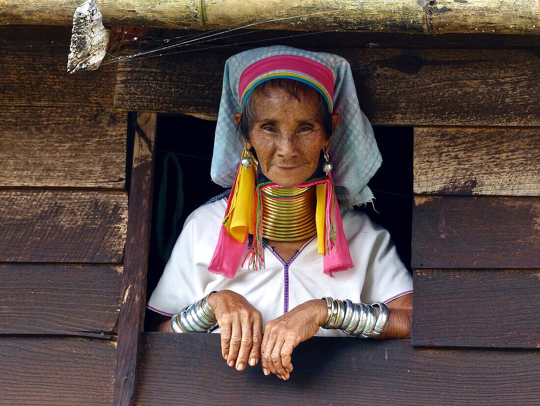 Myanmar,Bundesstaat Kayah,Loikaw,Porträt einer langhalsigen Kayan-Dame (padaung)