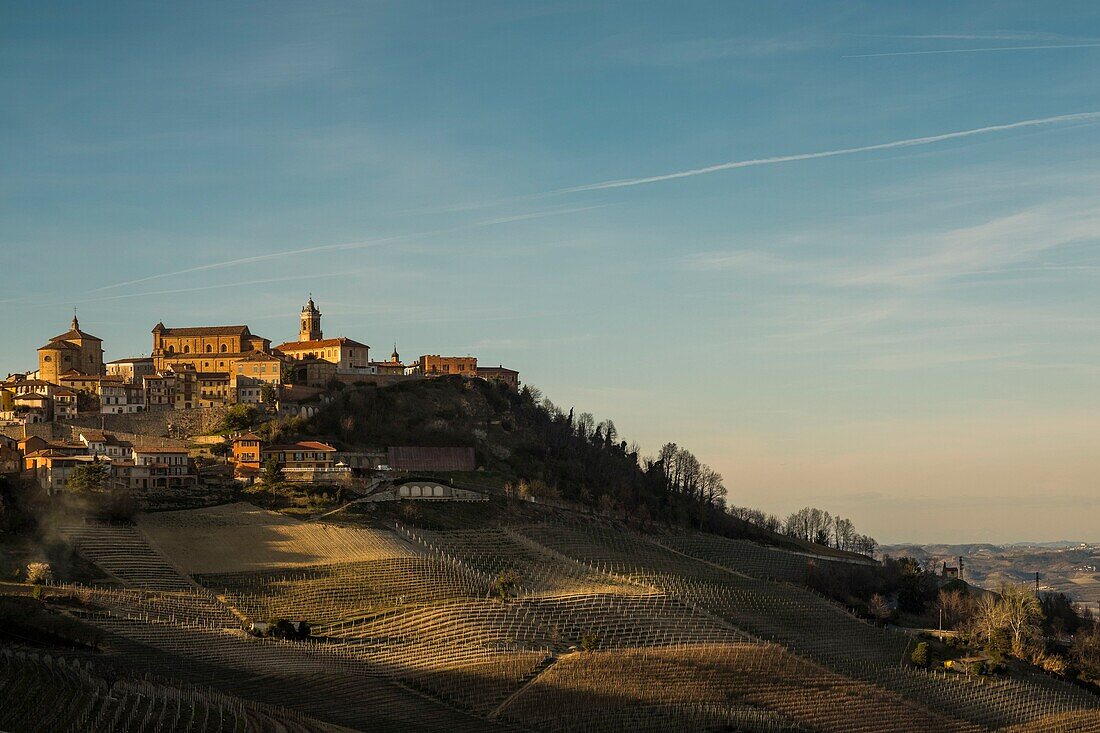 Italien,Piemont,Provinz Cuneo,Weinregion Langhe,von der UNESCO zum Weltkulturerbe erklärt,Dorf La Morra