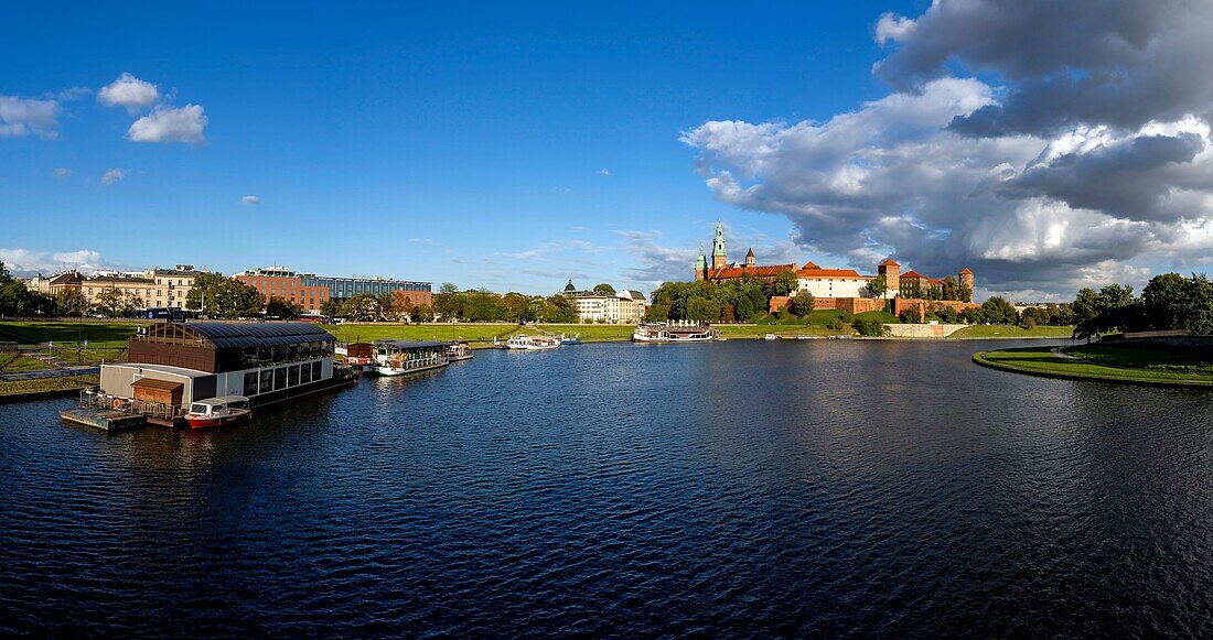 Polen,Woiwodschaft Kleinpolen,Krakau,Bezirk Stare Miasto,von der UNESCO zum Weltkulturerbe erklärt,die Weichsel und die Altstadt,mit Blick auf den Hügel und die Burg Wawel und ihre Kathedrale über der Weichsel