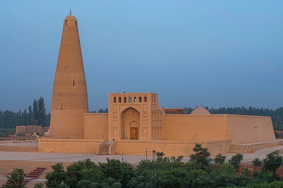 Chine, région autonome ouighoure du Xinjiang, Tourfan, ou Turpan, mosquée et minaret d'Emin Khoja , du XVIII e siècle / China, Xinjiang autonomous region, Turfan or Turpan, Emin Khoja mosque and minaret, from 18th century