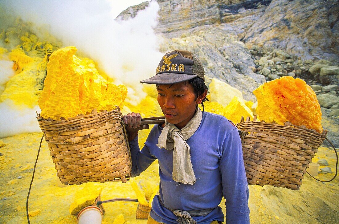 Indonesia, Java, Harvesting and carrying sulfur in the crater of Kawah Ijen volcano