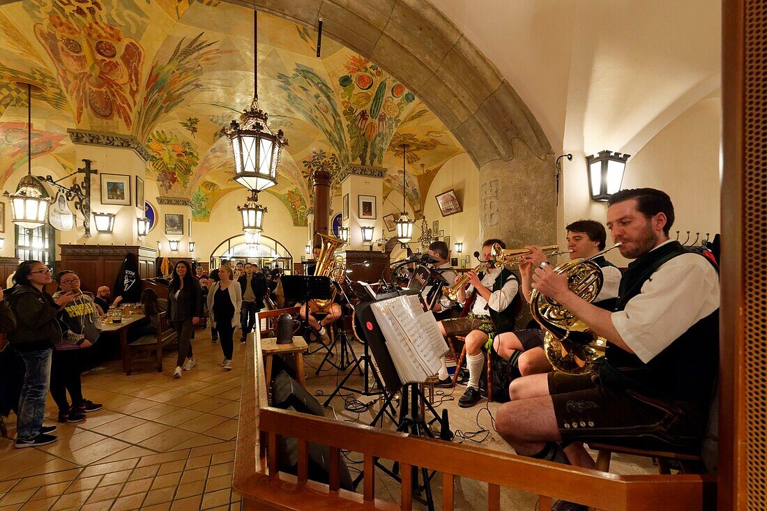 Deutschland,Bayern,München,Am Platzl,traditionelle Bierhalle Hofbräuhaus aus dem Jahr 1589