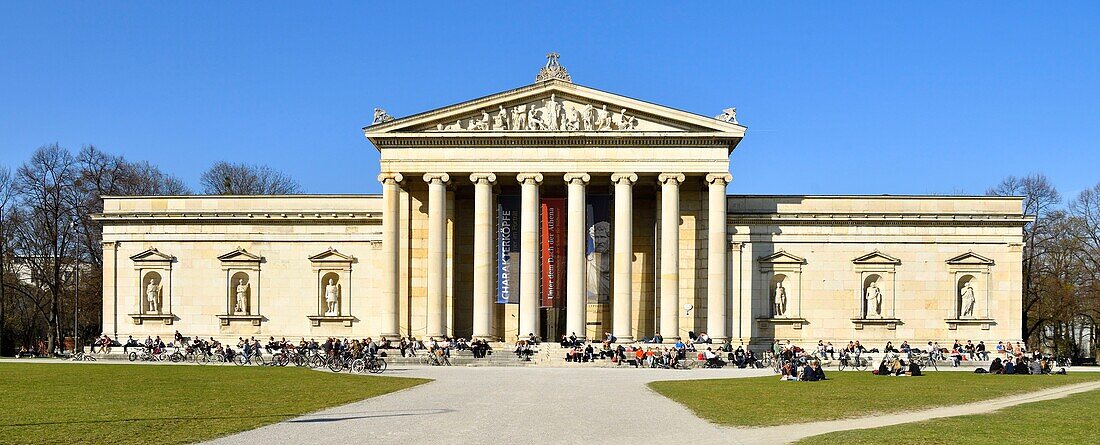 Deutschland,Bayern,München,Königsplatz,Glyptothek,1830 von König Ludwig I. von Bayern gegründetes Museum zur Aufnahme seiner Sammlungen griechischer und römischer Skulpturen,an die neoklassizistische Fassade gelehnte Studentenarbeit