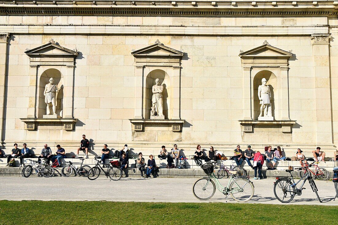 Deutschland,Bayern,München,Königsplatz,Glyptothek,1830 von König Ludwig I. von Bayern gegründetes Museum zur Aufnahme seiner Sammlungen griechischer und römischer Skulpturen,an die neoklassizistische Fassade gelehnte Arbeitsstudenten