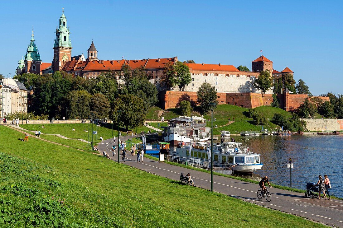 Polen,Woiwodschaft Kleinpolen,Krakau,Bezirk Stare Miasto,von der UNESCO zum Weltkulturerbe erklärt,die Weichsel und die Altstadt,mit Blick auf den Hügel und das Schloss Wawel und seine Kathedrale über der Weichsel