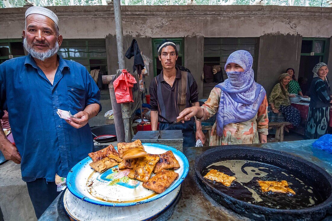 China,Autonome Region Xinjiang,Hotan,Basar,Markt,Fast-Food-Stände,von lokalen Spezialitäten wie Schafsfrikadellen