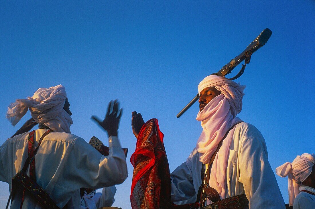 Algerien,Tamanrasset,Dar Mouli,der Baroud,auch Tanz mit Gewehren genannt