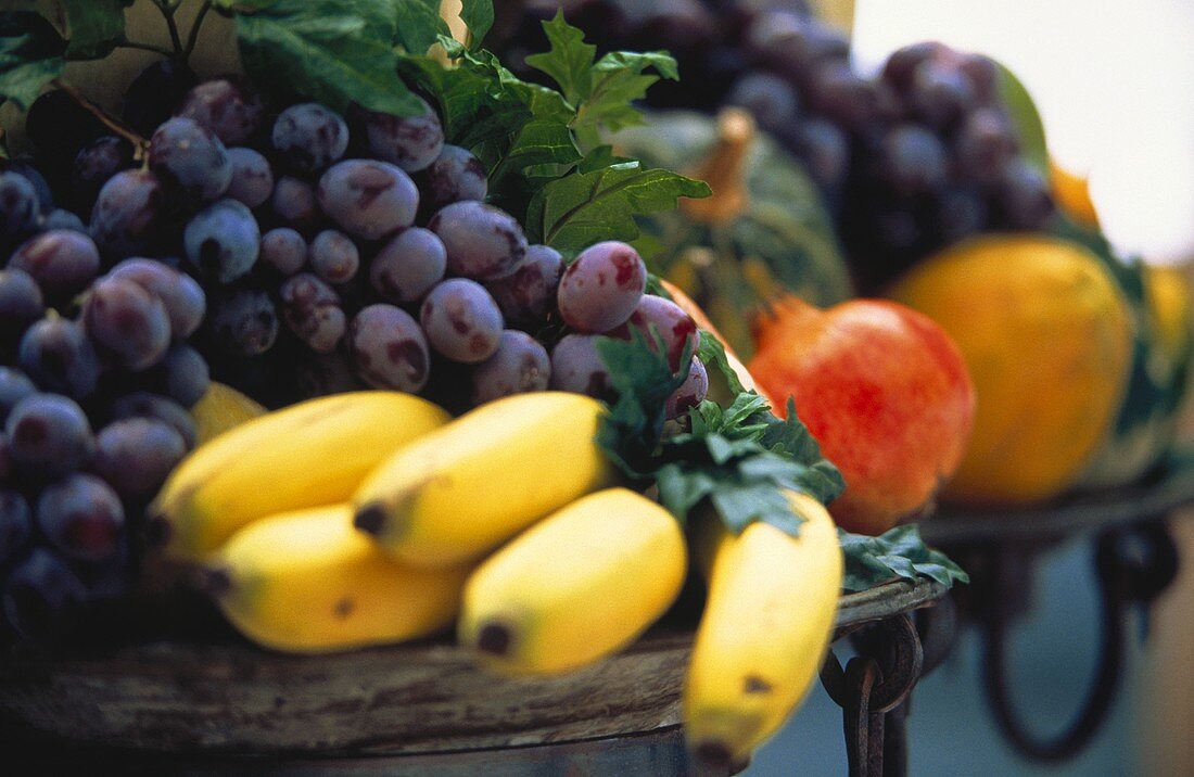 Früchtestilleben mit Bananen, Trauben, Granatapfel etc.