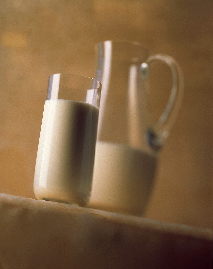 Milch im Glas und im Glaskrug