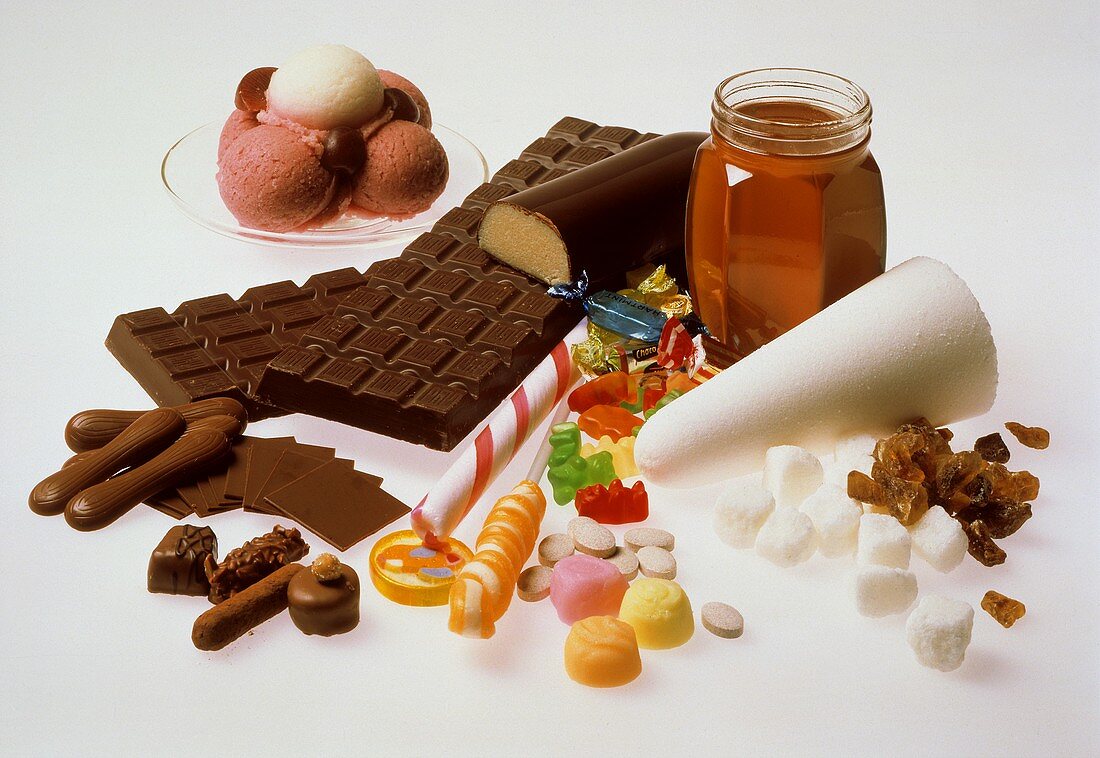 Süsses Stillleben mit Schokolade,Eis,Süssigkeiten,Zucker,Honig