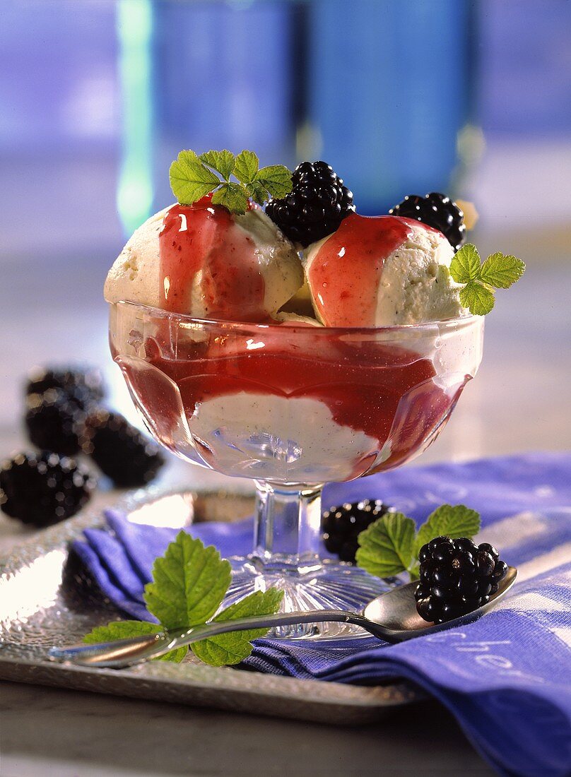 Joghurt-Vanille-Eis mit Brombeersauce im Eisbecher