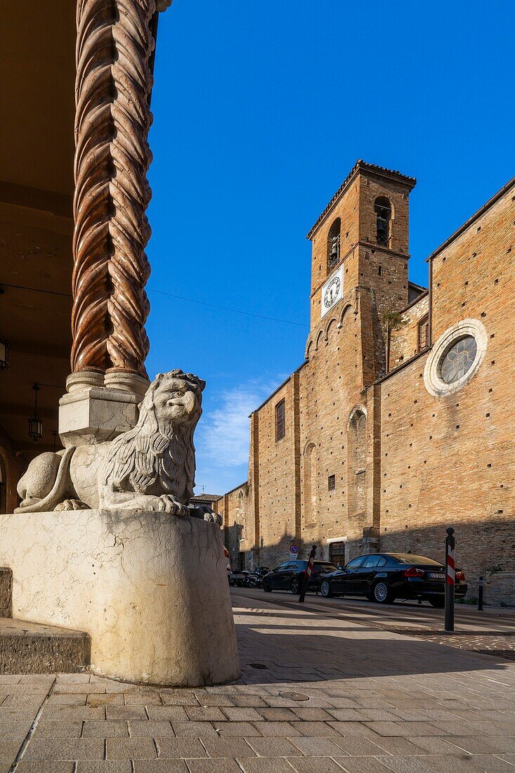 Portici Savini und Kirche von Sant'Antonio,ehemalige Kirche von San Francesco,Teramo,Abruzzen,Italien,Europa