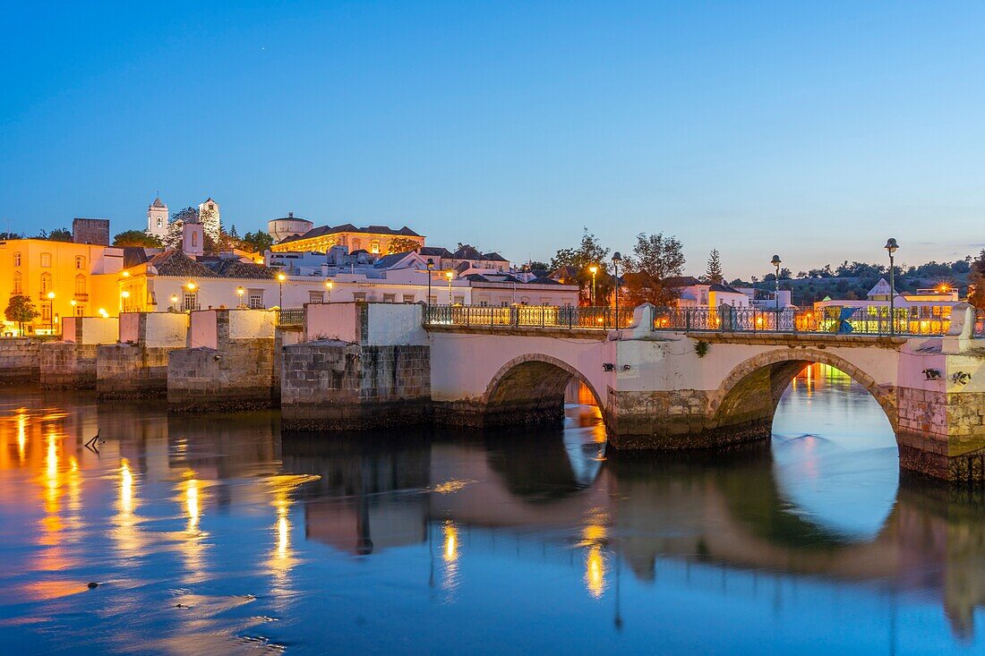 Blick auf den Gilao-Fluss und die römische Brücke,Tavira,Algarve,Portugal,Europa