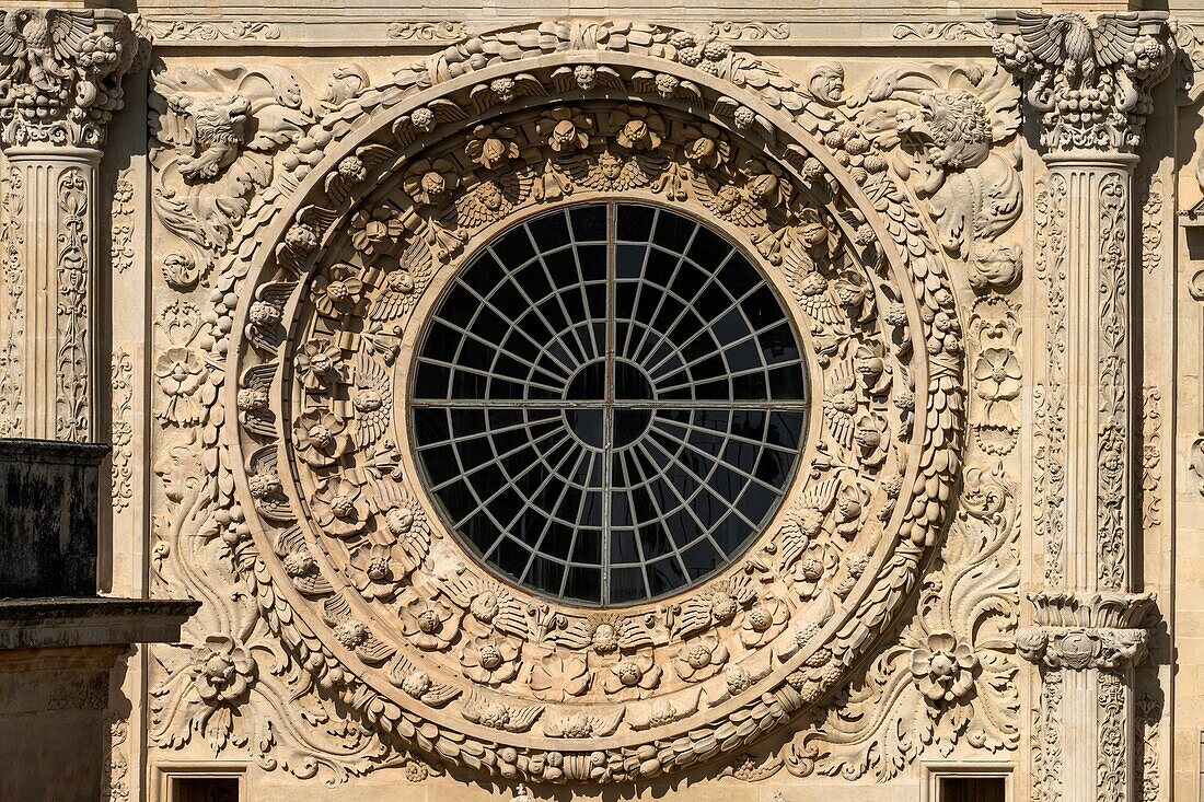 Romanisch inspirierte Fensterrose,Detail der Barockfassade,Kirche Santa Croce,Lecce,Salento,Apulien,Italien,Europa