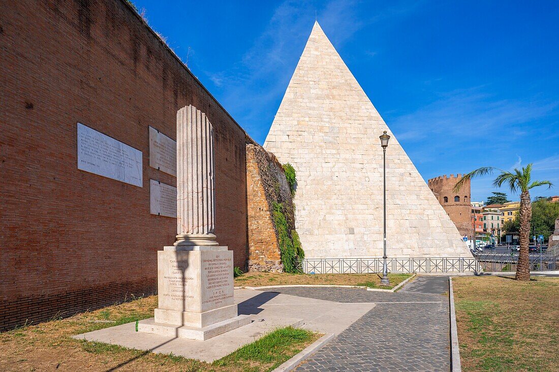 Pyramid of Gaius Cestius (Piramide di Caio Cestio), Rome, Lazio, Italy, Europe