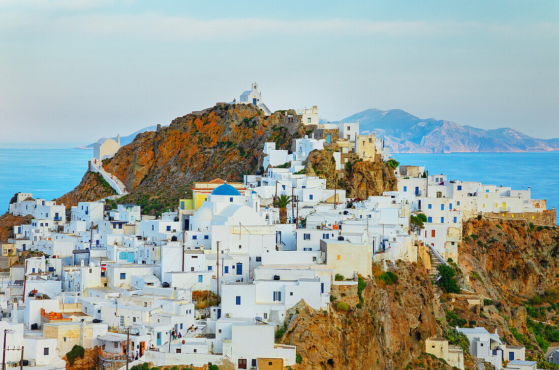 Blick auf das Dorf Chora und die Insel Sifnos in der Ferne,Chora,Insel Serifos,Kykladen,Griechische Inseln,Griechenland,Europa