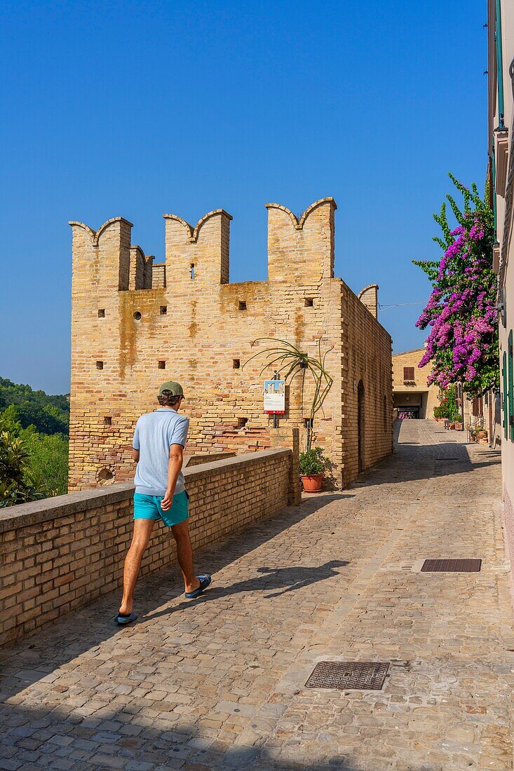 Zinnenbekrönter Turm,13. Jahrhundert,Torre di Palme,Fermo,Ascoli Piceno,Marken,Italien,Europa