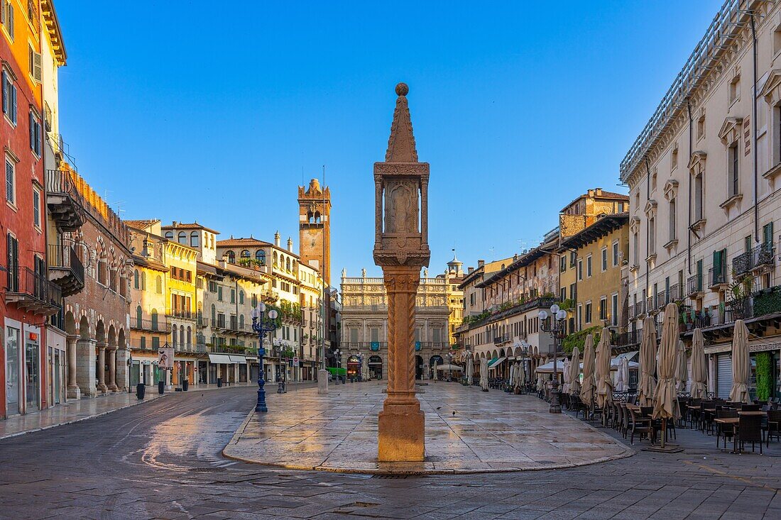 Piazza delle Erbe, Verona, UNESCO World Heritage Site, Veneto, Italy, Europe