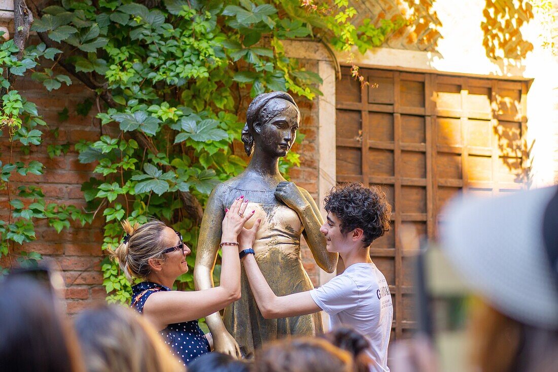 Giulietta's home and statue, Verona, UNESCO World Heritage Site, Veneto, Italy, Europe