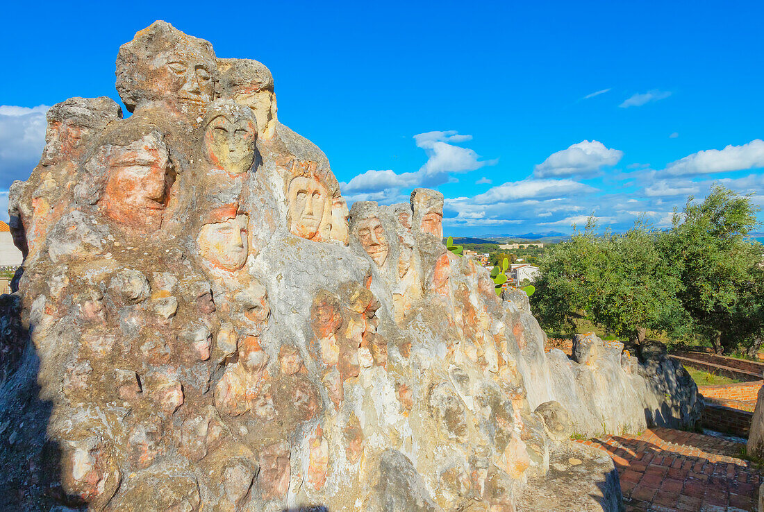 In Felsen gemeißelte Köpfe am verwunschenen Schloss,Sciacca,Bezirk Agrigento,Sizilien,Italien,Mittelmeerraum,Europa