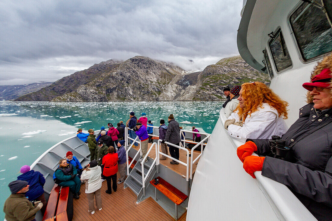 Das Lindblad Expeditionsschiff National Geographic Sea Bird im Einsatz im Glacier Bay Nationalpark,UNESCO-Weltnaturerbe,Südost-Alaska,Vereinigte Staaten von Amerika,Nordamerika