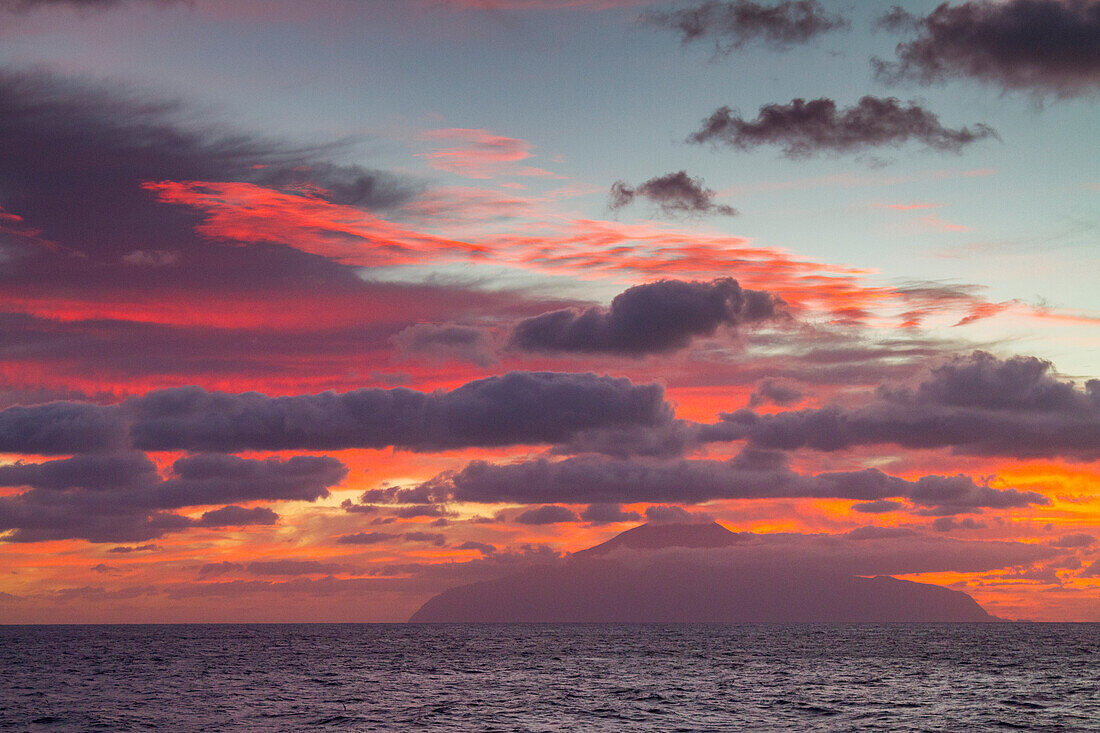 Sonnenaufgang auf der Insel Tristan da Cunha,Südatlantik